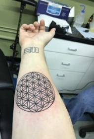 Skolēna roka uz melnas līnijas ģeometriska elementa radoša modeļa delikāta tetovējuma bilde