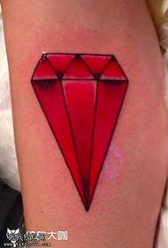 Motivo tatuaggio diamante gamba rossa