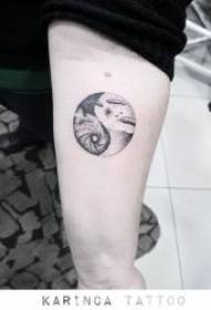 Illustrazione di tatuaggio gossip yin e yang complementari creativi tatuaggio tatuaggio modello