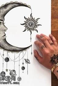 手稿的月亮婆婆纹身图案