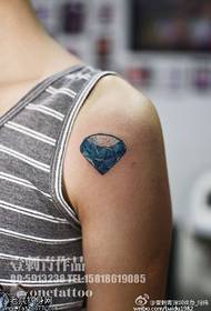 Axelblå diamant tatuering mönster