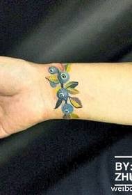 Модел за тетоважа со боровинки на раката