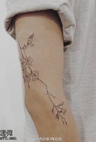 Čerstvý květinový vzor tetování na paži