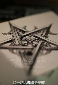 Besta húðflúrasafnið mælir með skapandi pentagram húðflúrhandriti