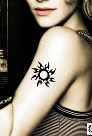 Tatuaggio solare squisito di totem misterioso
