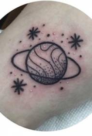 Mergaitės šlaunys ant juodos linijos literatūrinės gražios mažos planetos tatuiruotės paveikslėlis