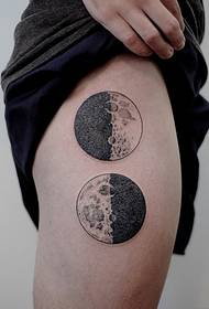 Красива лунна татуировка на бедрото