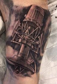 Vīriešu rokas brūns reālistisks kosmosa kuģa tetovējums