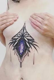 Imagen del patrón de tatuaje de gema que les gusta a las chicas