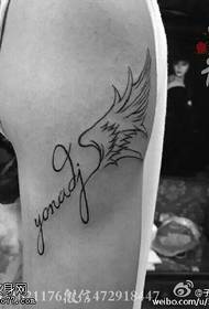 Modello di tatuaggio con ali pungenti sulla spalla