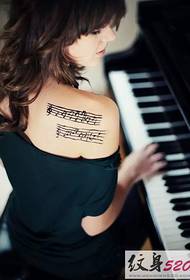 Nota il tatuaggio, suonando la musica della giovinezza