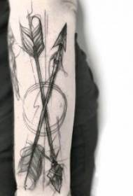 Tatuaggio con freccia, modello di tatuaggio con freccia creativo simile a un fulmine