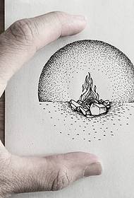 Manoscritto modello piccolo tatuaggio con puntura di fiamma