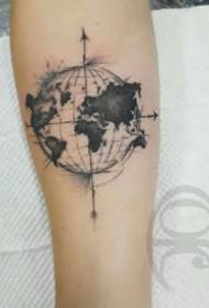 Earth Tattoo: um conjunto de desenhos criativos de tatuagem de um conjunto de gráficos da terra