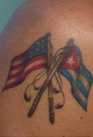 खांदा रंगाचा अमेरिकन आणि कोलंबियन ध्वज गोंदण