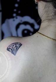 Motivo tatuaggio diamante posteriore