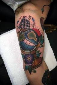 Pola tato globe warna-warni yang penuh gaya