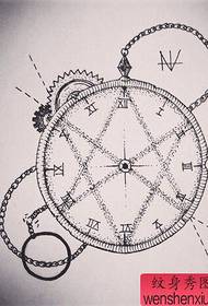 Czarno-biały rękopis tatuażu kompasu