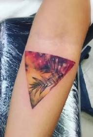 Kreatiewe tatoeëringkunswerk met kleurvolle driehoekpatroon