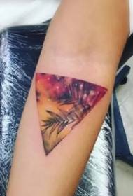 Image de tatouage créatif avec motif triangle coloré