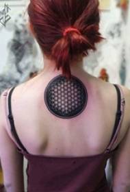 Immagine creativa del tatuaggio del modello dell'elemento geometrico di schizzo grigio nero posteriore della ragazza