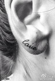 Svježa tetovaža malog karaktera na uhu