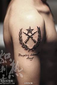 Modello tatuaggio pentagramma spalla fucile grano