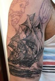 Kepribadian kreatif dari pola tato berlayar besar yang mendominasi