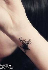 Modello di tatuaggio totem a cinque stelle da polso