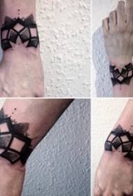 Braccia dei ragazzi sull'immagine creativa nera del tatuaggio del braccialetto degli elementi geometrici di Grey Sketch Sting Tips