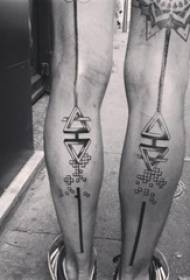 Immagine nera del tatuaggio dell'estratto dell'elemento dell'estratto di schizzo della linea nera delle gambe femminili