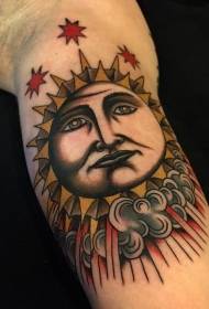Сонце во боја со рака со tattooвездени модели на тетоважа