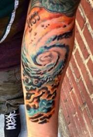 Immagine creativa del tatuaggio dell'elemento del pianeta dipinta schizzo del braccio dello scolaro