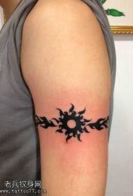 Wzór tatuażu ramię słońce totem
