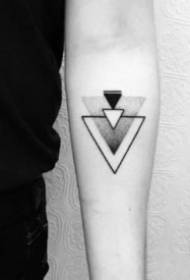 Um pequeno conjunto de fotos de tatuagens geométricas triangulares simples
