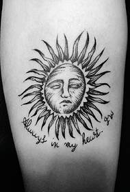 Vaihtoehtoinen pieni aurinko- ja kuutotemo tatuointi