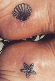 Jalat mustavalkoinen meritähti ja kuori-tatuointikuvio