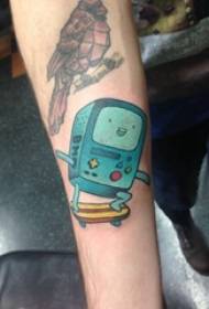 Ang mga braso ng lalaki ay nagpinta ng watercolor sketch na malikhaing cute na larawan ng tattoo na robot
