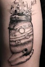 Botelo-Tattoo: Aro de kreaj skemoj de nigraj tatuoj sur la botelo