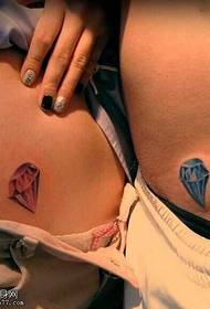 Padrão de tatuagem de diamante vermelho e azul