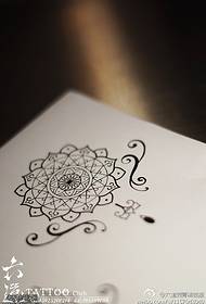 Modello tondo piccolo tatuaggio vaniglia
