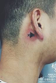 Model de tatuaj microfon în spatele urechii