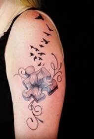 Varietà di linee disegnano un piccolo e bellissimo modello di tatuaggio letterario fresco e bello