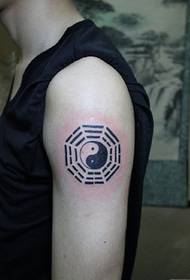Un gruppo di tatuaggi rappresentativi di gossip yin e yang