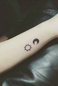 Tatuaje totem txiki eta freskoen multzo txiki bat