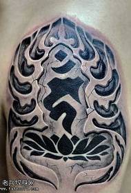 Armmærket præget totem tatoveringsmønster