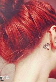Piccolo modello di tatuaggio con diamante fresco sul collo
