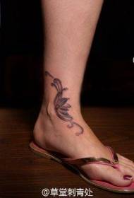 Tattooan karamar lotus a kan idon kafa