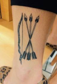 Motivo a tatuaggio con fiocco e freccia in vitello nero
