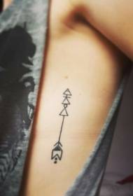 Costilla lateral pequeno patrón de tatuaxe de frecha de triángulo xeométrico